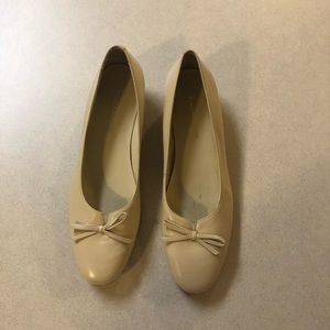 Enzo Angiolini Leather Flats In Ivory - 7.5 Narrow